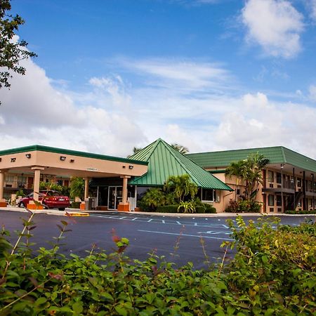 Super 8 By Wyndham North Palm Beach Bagian luar foto