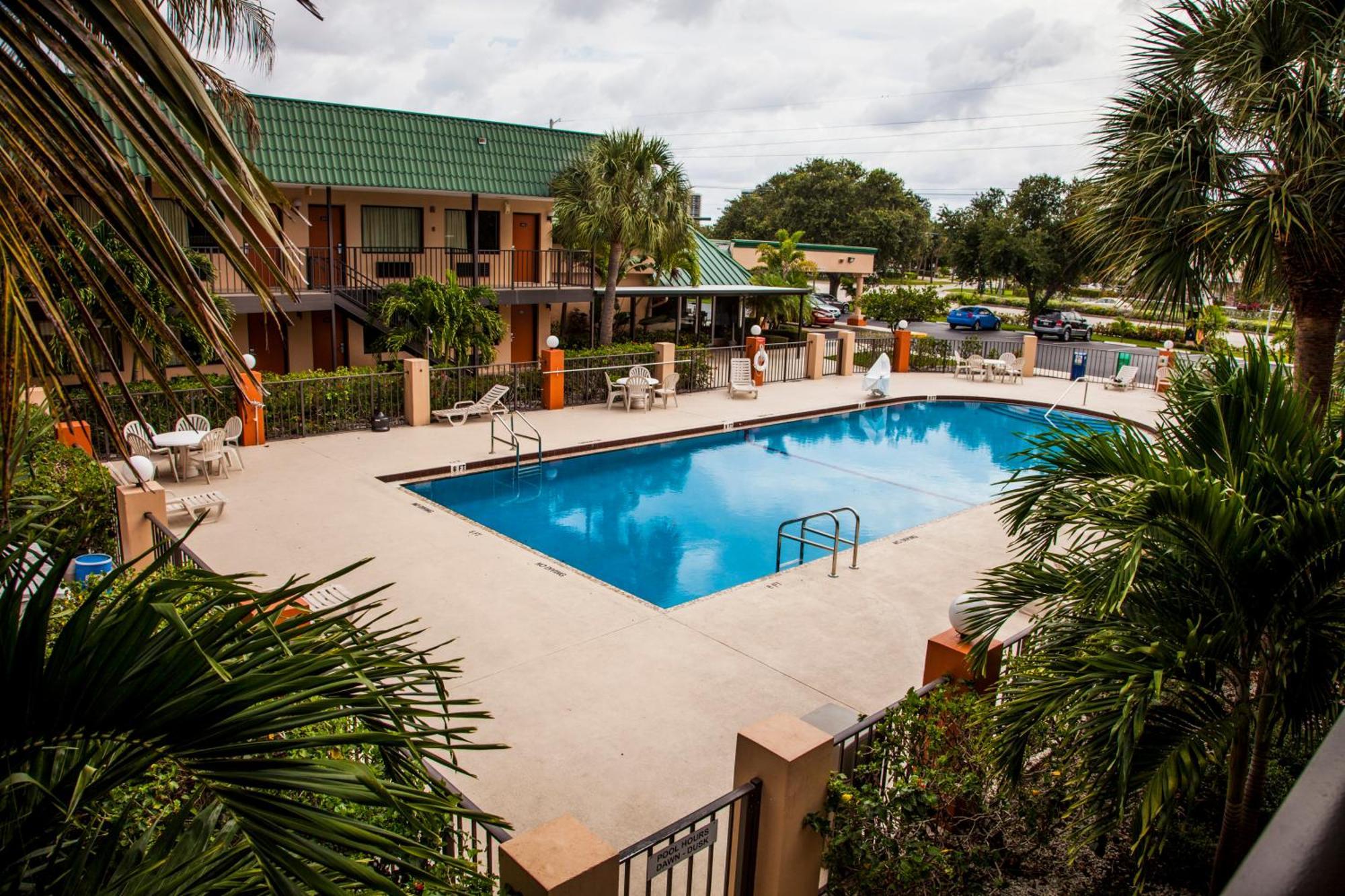 Super 8 By Wyndham North Palm Beach Bagian luar foto