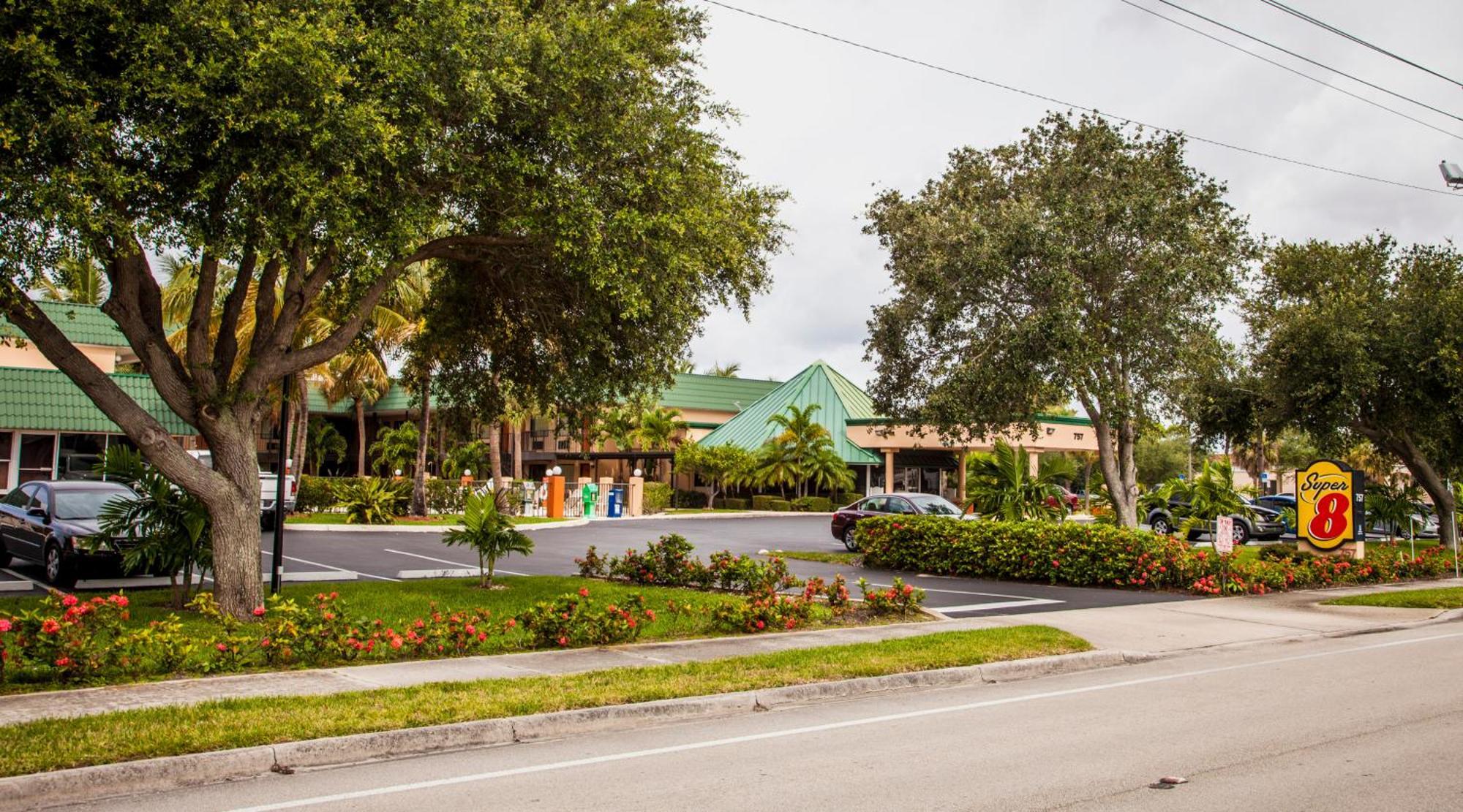 Super 8 By Wyndham North Palm Beach Bagian luar foto