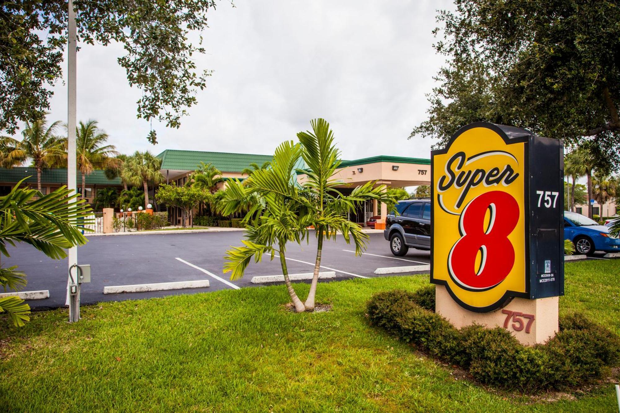 Super 8 By Wyndham North Palm Beach Bagian luar foto